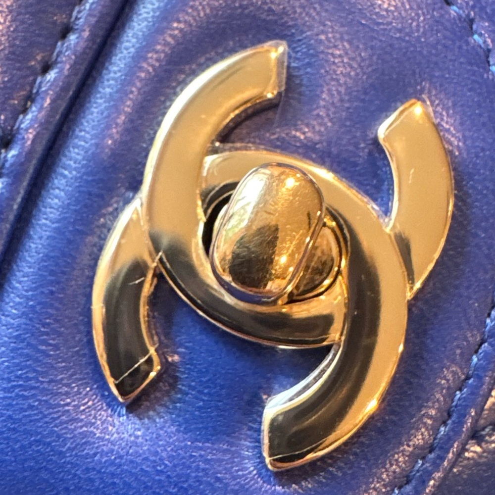 Chanel Classic double flap medium chevron with light gold hardware - Picture 3 of 3